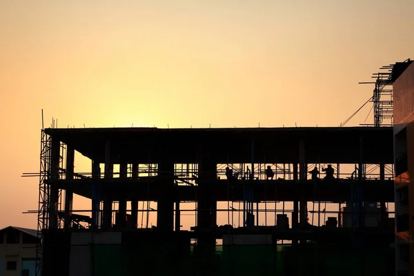 Pracownicy Sylwetki Pracujący Placu Budowy Zachodzie Słońca Przemysł Budowlany — Zdjęcie stockowe