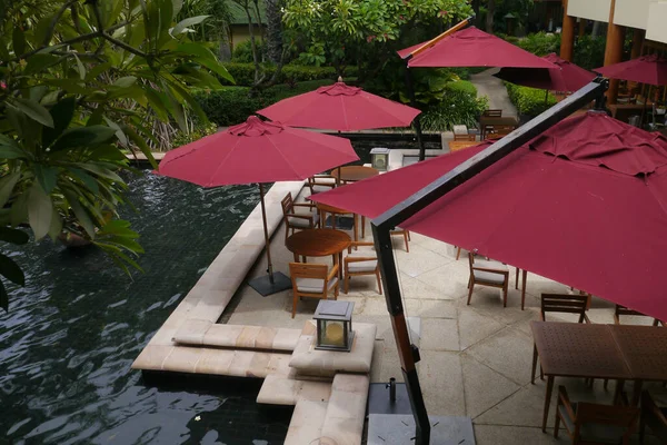 Meja Balkon Restoran Dengan Payung Merah Dekat Kolam Renang Dengan — Stok Foto