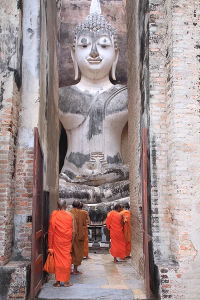 Thaimaalaiset Munkit Oranssi Köysi Palvovat Iso Buddha Patsas Wat Sri — kuvapankkivalokuva