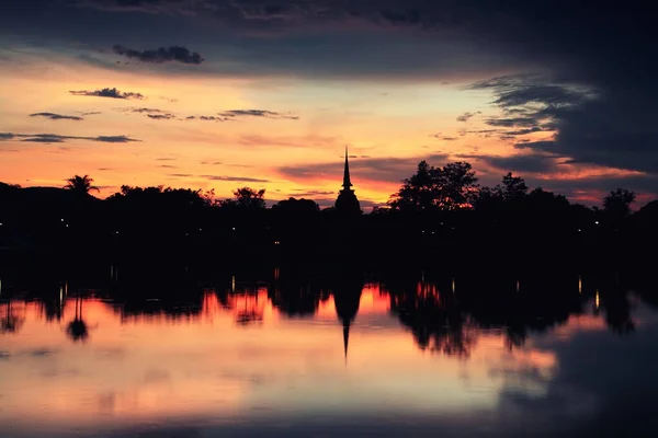 位于泰国苏霍泰的古塔的轮廓景观 在黄昏时分 在池塘和黄昏的天空上反射着天际的光芒 暹罗著名旅游胜地及世界遗产历史地标 — 图库照片