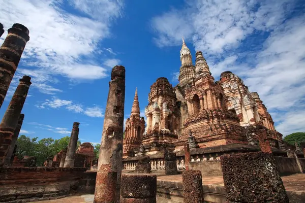 Sukhothai Tarihi Parkında Mahathat Mavi Gökyüzüne Karşı Antik Tapınak Yıkıntı — Stok fotoğraf