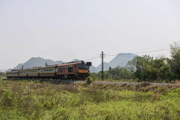 泰国坎查纳布里铁路上的经典火车头列车 森林和山区自然景观的运输业 — 图库照片