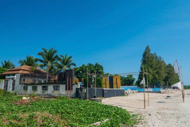 Yaz aylarında plaj kıyısındaki lüks otellerde mavi gökyüzü, Cha Am, Petchaburi, Tayland, Tatil Üreticisi veya tropikal bir ülkede tatil, Siyam.