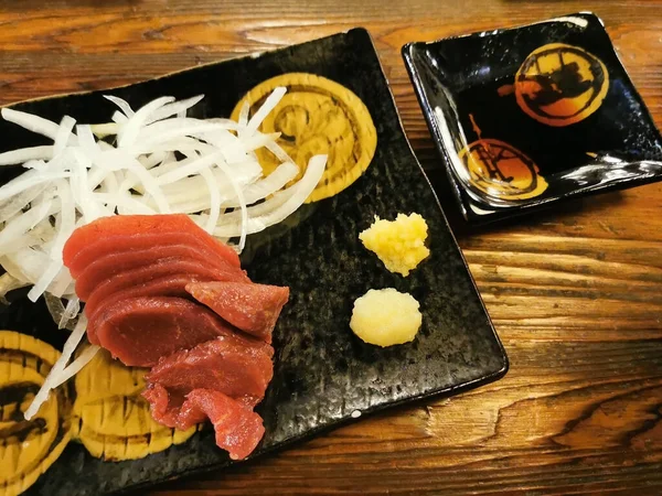 日本料理店の一番上から見ると わさび 醤油を木製のテーブルの上に乗せた馬蹄形の肉生刺身 食品産業 — ストック写真
