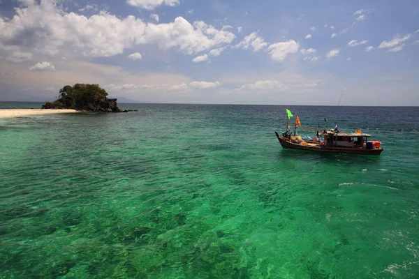 Barco Pescador Navegando Andaman Mar Turquesa Céu Azul Ilha Lipe — Fotografia de Stock