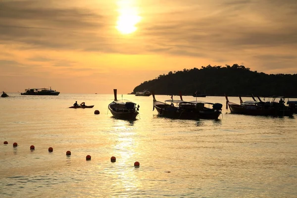 タイのサトゥン島 コリペ島の日没時にアンダマン海のタイの木のボートでカヤックの人々のシルエットビュー 熱帯の国 夏のサイアムの有名な旅行先や休暇のメーカー — ストック写真