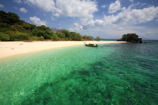 Dřevěný Člun Bílé Písečné Pláže Andamanské Tyrkysové Moře Modrá Obloha — Stock fotografie