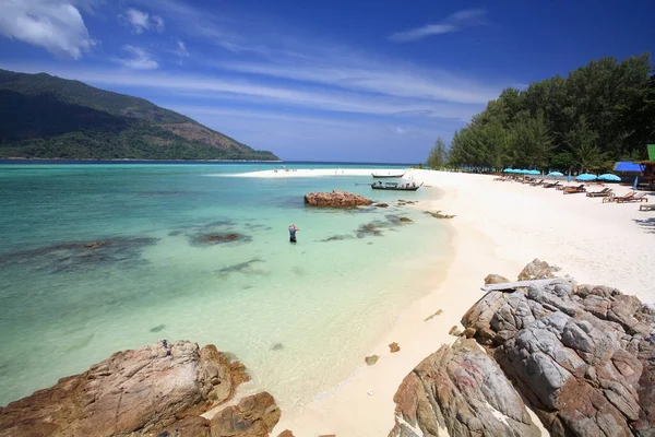 Homem Estrangeiro Mar Andaman Turquesa Bela Praia Ilha Lipe Contra — Fotografia de Stock