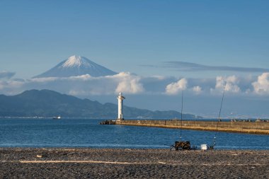 Miho Masaki sahilinin siyah kayalıklarında Fuji, Shimizu, Shizuoka, Japonya 'nın deniz feneriyle kanca ve sandalye. Meşhur tatil beldesi ve boş zaman aktivitesi...