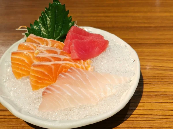 Ahşap Masada Somon Hamachi Ton Balıklı Saşimi Geleneksel Japon Yemekleri — Stok fotoğraf