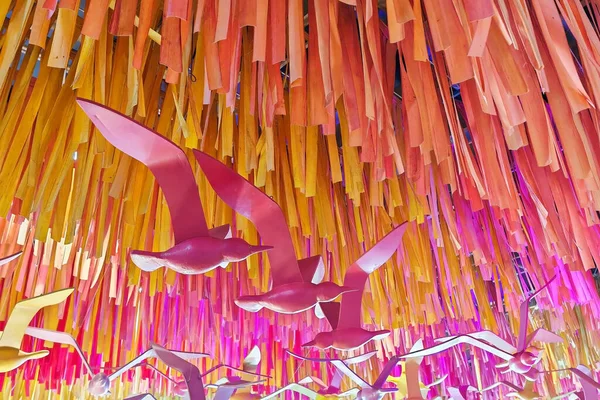 Kunstmatige Roze Vogels Opknoping Het Plafond Met Kleurrijke Stof Binnenhuisdecoratie — Stockfoto