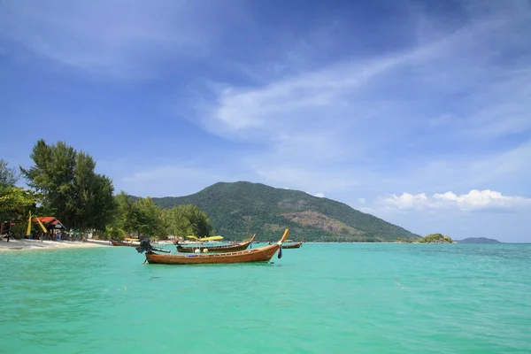 Drewniane Łodzie Turystyczne Turkusowym Morzu Andaman Przeciwko Błękitnemu Niebu Wyspie — Zdjęcie stockowe