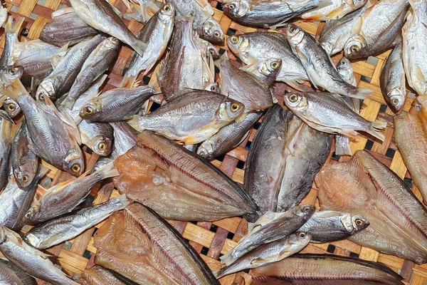 竹篮上的晒干的鱼 尽收眼底 用传统的泰国方法保存食物 供市场出售的海洋动物 — 图库照片