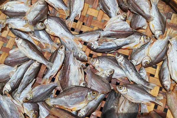 竹篮上自然阳光下的晒干的鱼的头像 用传统的泰国方法保存食物 供市场出售的海洋动物 — 图库照片