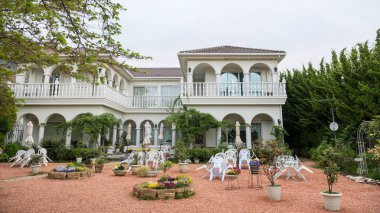 Kawaguchiko Gölü, Ymananashi, Japonya 'da bahçesinde çiçek ve bahar ağacı süslemeli güzel bir modern restoran binası...