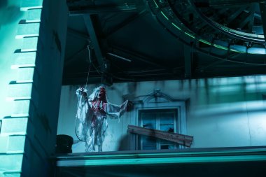 Korkunç perili evde gelin hayaleti. Korku yuvasında yüzen korkunç bebek. Cadılar Bayramı konsepti