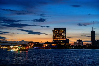 Dekoru açık olan turist feribotu Chao Phraya nehrinde alacakaranlık gökyüzü ile alacakaranlıkta, Bangkok, Tayland. Meşhur etkinlik akşam yemeği yemek ve gün batımında Siyam şehir manzarasının tadını çıkarmak..