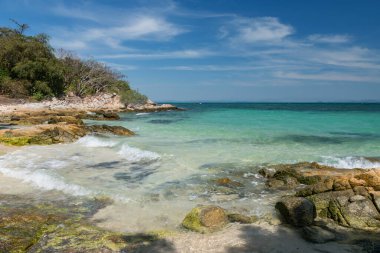 Güneşli bir günde, Ko Man Klang sahilinin turkuaz deniz ve mavi gökyüzüne karşı, Rayong, Tayland. Yaz tatilcisi ya da tropikal bir ülkede tatil, Siyam.