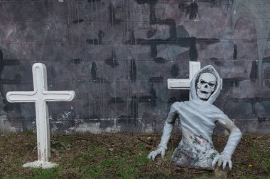 Lunaparktaki perili evde beyaz Kelt haçı olan hayalet kafatası. Cadılar Bayramı konsepti.