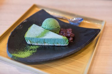 Japon restoranında kibrit yeşil çay peyniri, dondurma ve kırmızı fasulye.