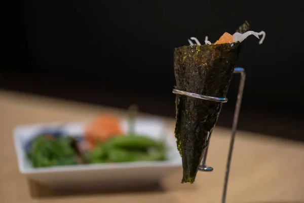 Rolo Mão Japonês Com Desfoque Algas Marinhas Salada Wakame Edamame — Fotografia de Stock