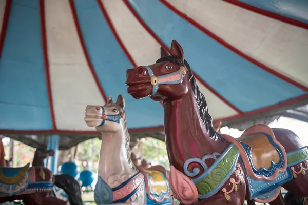 遊園地のメリーゴーラウンド馬 楽しいフェアのカルーセル — ストック写真