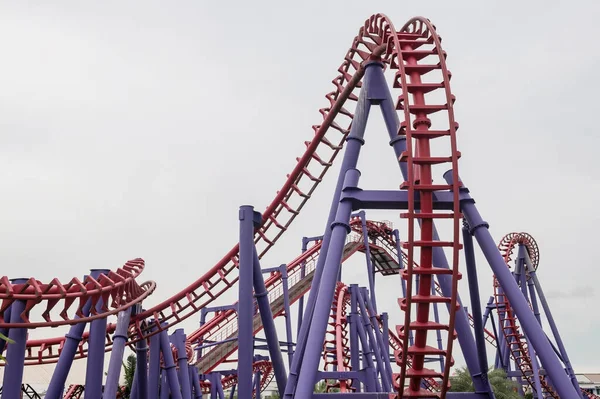Roller Coaster Piste Rouge Dans Parc Attractions Avec Espace Copie — Photo