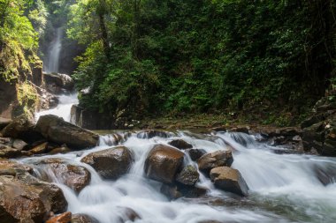 Chanthaburi, Tayland Phlio Ulusal Parkı 'ndaki hareketli şelale manzarası. Tayland ya da Siyam 'ın doğusunda ünlü bir seyahat merkezi..