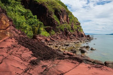 Kung Krabaen Vahşi Yaşam Rezervi, Chanthaburi, Tayland 'da deniz kenarındaki güzel pembe arkosik kumtaşı manzarası. Siyam ya da Tayland 'ın doğusunda ünlü bir seyahat yeri..
