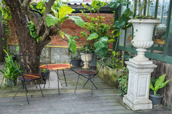 Pusty Stolik Kawowy Krzesła Rozmieszczone Ogrodzie Podwórka Kawiarni Pij Środowisku — Zdjęcie stockowe