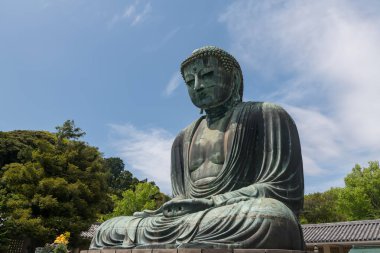 Kamakura Daibutsu büyük Buda heykeli mavi gökyüzüne karşı, Kamakura Şehri, Kanagawa, Japonya. Meşhur seyahat yeri.