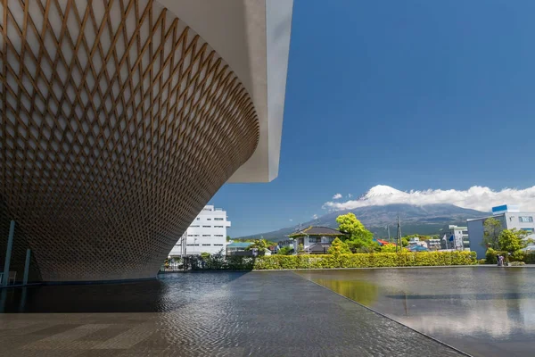 Fuji Dünya Mirası Merkezi Fujisan Dağı ve Fujnomiya, Shizuoka, Japonya 'daki mavi gökyüzü ile birlikte inşa ve gölet. Meşhur seyahat yeri. Güzel mimari.