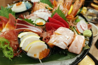 Japon restoranında taze sashimi karışımı. Meşhur Japon geleneği.