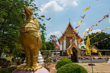 Altın Kuş heykeli ve Wat Phai Lom 'un Budist tapınağı Ko Kred veya Kret, Nonthaburi, Tayland' da mavi gökyüzüne karşı..