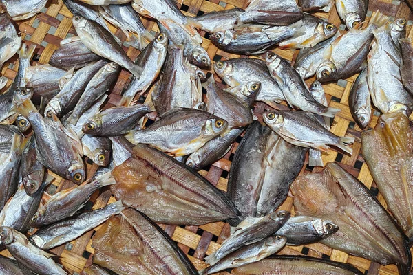 在竹篮上俯瞰晒干的海鱼 用传统的泰国方法保存食物 供市场出售的海洋动物 — 图库照片
