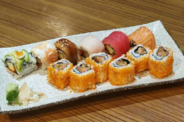 和食レストランの木のテーブルにセットした寿司ロール 日本の伝統料理 — ストック写真