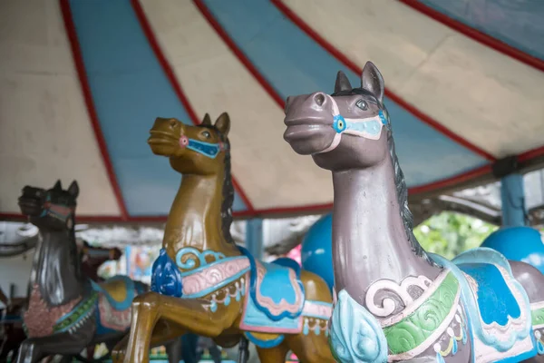 遊園地のメリーゴーラウンド馬 楽しいフェアのカルーセル — ストック写真
