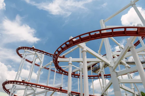 Zbliżenie Czerwony Roller Coaster Wesołym Miasteczku Zabawy Pewnymi Pętlami Przed — Zdjęcie stockowe