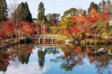 Eikan-do Zenrinji, Sakyo-ku, Kyoto, Japonya 'daki göl ve tapınak köprüsünde sonbahar yaprakları. Kansai 'de sonbahar sezonunda ünlü bir seyahat merkezi..