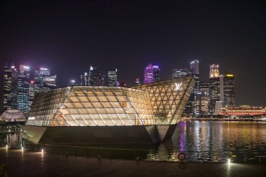 LVL ya da Louis Vuitton Singapur Marina Bay Sands binası geceleri modern bina manzarası ile aydınlanıyor..