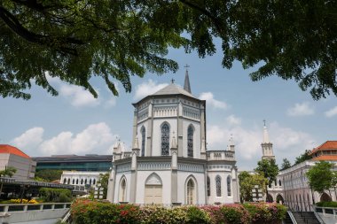 CHIJMES Katedrali düğün resepsiyonu ve restoranları 1996 'da restore edildi, Singapur. Güzel bir açık hava parkı dekorasyonunda güzel bir kilise mimarisi..