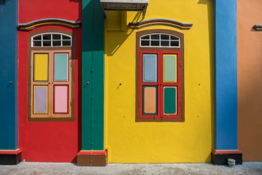 Singapur, Küçük Hindistan 'daki Tan Teng Niah Evi' nin eşsiz renkli pencereleri ve duvarı. Ünlü seyahat yeri ve tatilci.