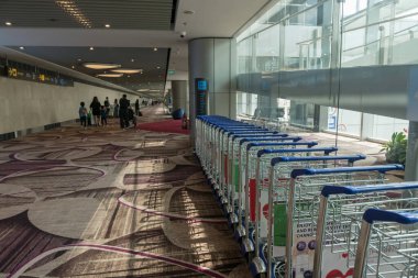 Changi Havaalanı 'nın 4. terminaline gelen yolcular için tramvaylar. Burası Güneydoğu Asya 'nın en işlek yolcu merkezlerinden biri..