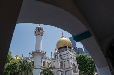 Hacı Yolu, Bugis, Singapur 'da, mavi gökyüzüne karşı Sultan Mescidi Kilisesi. Arap bölgesinde ünlü bir seyahat merkezi..