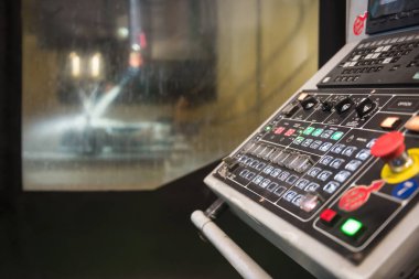 Fabrikada mikroçip yapmak için elektrikli soğutma makinesi ile endüstriyel ekipmanların yakın kontrol paneli. Teknoloji endüstrisi üretimi.