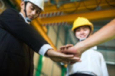 Ağır sanayi ya da depo işinin başarısı için sinerji ve takım çalışması kavramının bulanık hali. Bir yığın fabrika müdürü, kadın uzman ve fabrika işçisi..