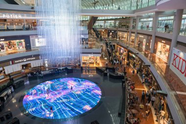  Marina Bay Sands 'deki takım laboratuvarı tarafından dijital ışık tuvalinde tanımlanamayan insanlar. Marina Körfezi 'nin ünlü alışveriş merkezi.