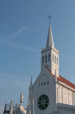 Singapur 'da mavi gökyüzüne karşı inşaat halindeki Hristiyan kilise kulesi.