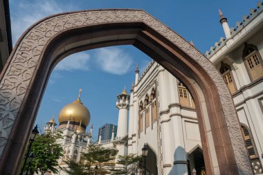 Bugis, Singapur 'daki Kampong Glam bölgesinde, Sultan Camii' nin kapısı mavi gökyüzüne karşı. Arap bölgesinde ünlü bir seyahat merkezi..