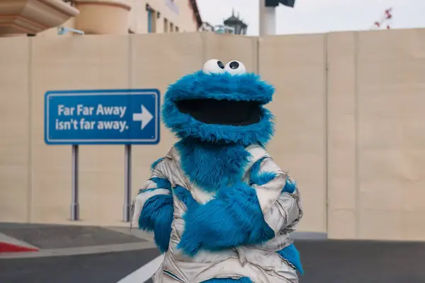 Cookie Monster在环球工作室的芝麻街派对上跳舞著名游乐园及儿童旅游目的地 免版税图库图片